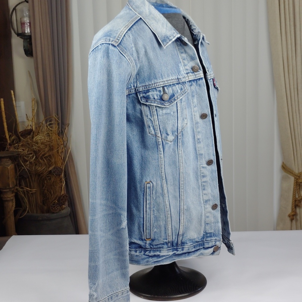 Levi Strauss & Co. Classic Blue Denim Mens Jacket. - Picture 2 of 16